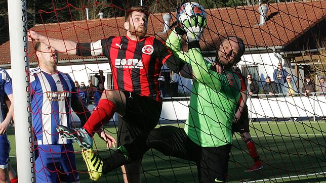 Umstritten: Kapitän und Doppeltorschütze Dylan Walter (links) schiebt beim 2:2 des FC Bad Säckingen Karsaus Torhüter Vadim Herz förmlich ...