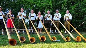 Die Donautal-Alphornbläser: (von links) Stefan Gabriel, Lara Rieger, Karl Brigel, Stefan Studerus, Traudl Kopp, Fritz Glocker, Alfred ...