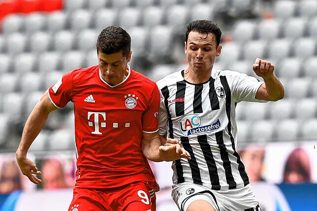 Nicloas Höfler im Zweikampf mit Torschützenkönig Robert Lewandowski vom FC Bayern München.