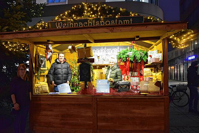 Denise Lehmann (l.), stellvertretende Marktleiterin von Edeka Baur, hat die Patenschaft für das Weihnachtspostamt übernommen – zur ...