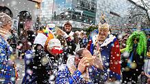 Es schneit Konfetti! Die Kamelia Paradies macht den Augustinerplatz zum Schauplatz für närrische Spiele mit den Fasnachtern von der ...