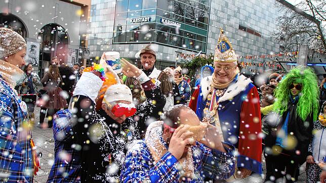 Es schneit Konfetti! Die Kamelia Paradies macht den Augustinerplatz zum Schauplatz für närrische Spiele mit den Fasnachtern von der ...