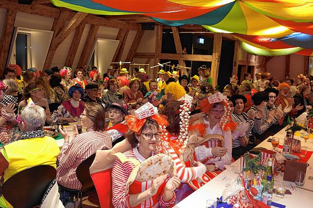 Volles Haus bei der Frauenfasnet in Markdorf: Das Motto lautet „Was für ein Zirkus“ und die närrischen Besucherinnen machen ihm mit ...