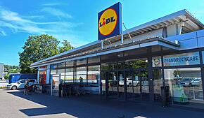 Still und verwaist ruht der Markdorfer Lidl im Sonnenlicht: Der Discounter am Schießstattweg wurde auf unbestimmte Zeit geschlossen.