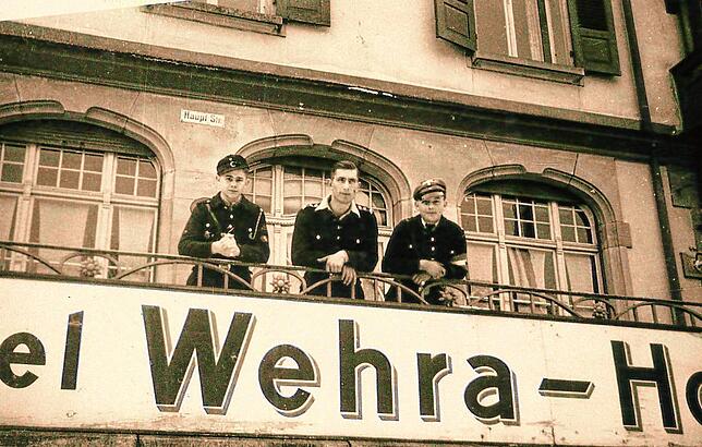 Die HJ-Führer des Lagerleiters Fritz Schuler (nicht auf dem Bild) auf dem Balkon des Wehrahofs: links Schulers Sohn, der 1944 zur ...