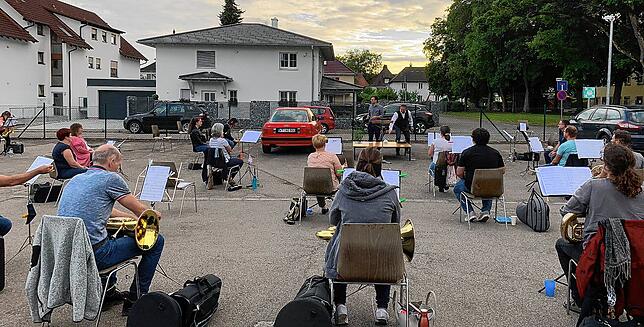 Die Stadtmusik Tiengen probt mit Abstand unter freiem Himmel.