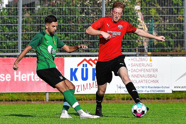 Tapfer gewehrt: Lasse Brugger (rechts) hielt mit dem FC Hochrhein gegen Romano Males und den SV Herten lang dagegen.