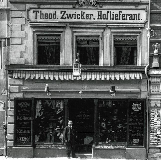 Theod. Zwicker, Hoflieferant – das stand über dem Geschäft an der Marktstätte. Doch während Theodor Erfolg hat, steht sein Bruder ...