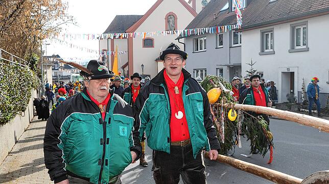 Bild 26: Seenarrentreffen in Dettingen: Auf dem Dorfplatz steht jetzt der Narrenbaum