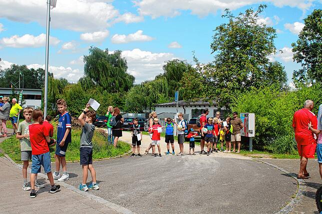 Bild 7: Fans warten vor dem Strandbad Bodman auf den FC Liverpool