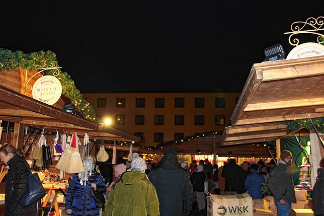So dürfte der Weihnachtsmarkt auf dem Singener Rathausplatz (hier ein Bild vom Eröffnungsabend) heute Abend wieder aussehen.
