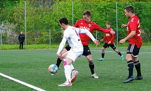 Hier trennt der Überlinger Jannik Gerlach (hinten) den Angreifer vom FV Walbertsweiler-Rengetsweiler Jan Sauter vom Ball.