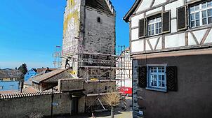 Am Hexenturm haben nun die Sanierungsarbeiten begonnen.