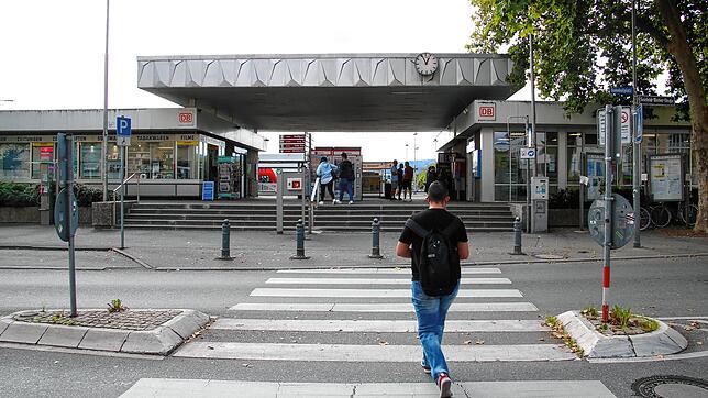 Um auf die Bahnsteige oder an den See zu kommen, heißt es am Bahnhof Radolfzell: Zuerst geht es die Treppen rauf, dann runter. Und ...