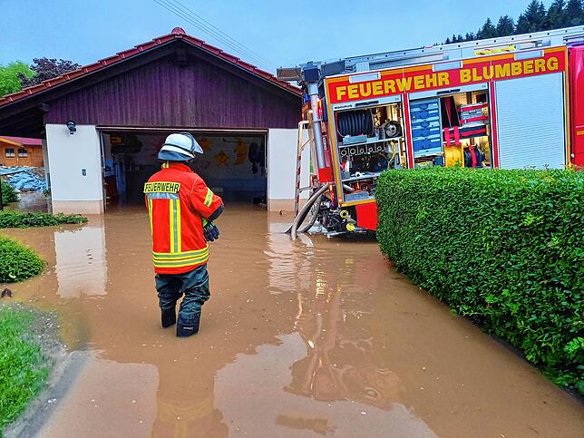 Viel Arbeit hatte die Blumberger Feuerwehr in Riedöschingen am Bahndamm. Vorsichtig erkundet Feuerwehrmann Günter Hewer erkundet die Lage.