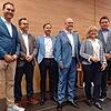 Gut vernetzt: Wahlsieger Stefan Kaiser (vorne, Vierter von links) am Wahlabendinmitten seiner Gratulanten: Bundestagsabgeordneter Felix ...