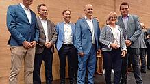 Gut vernetzt: Wahlsieger Stefan Kaiser (vorne, Vierter von links) am Wahlabendinmitten seiner Gratulanten: Bundestagsabgeordneter Felix ...