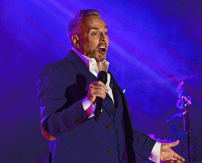 Stimmgewaltig und charismatisch: Musicalsänger Kevin Tarte begeistert auch in diesem Jahr seine Fans auf dem Triberger Weihnachtszauber ...
