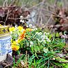 Am Brigachufer, oberhalb der Stelle wo vor rund einem Jahr der Leichnam von Dirk Brünker gefunden wurde, befinden sich ein Strauß Blumen ...