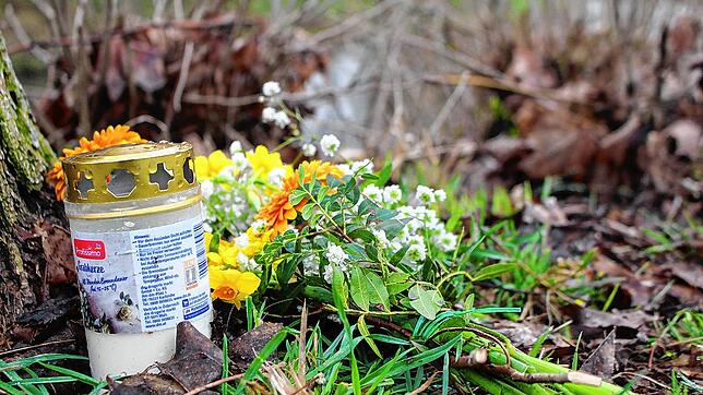 Am Brigachufer, oberhalb der Stelle wo vor rund einem Jahr der Leichnam von Dirk Brünker gefunden wurde, befinden sich ein Strauß Blumen ...