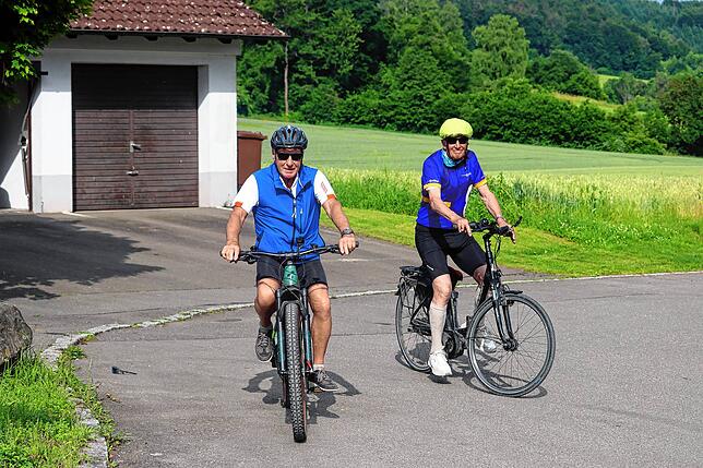 Gehören zu den ersten Startern beim Volksradfahren: Josef Staiger (rechts) aus Oberuhldingen und Alfons Schlenker aus Mühlhofen.