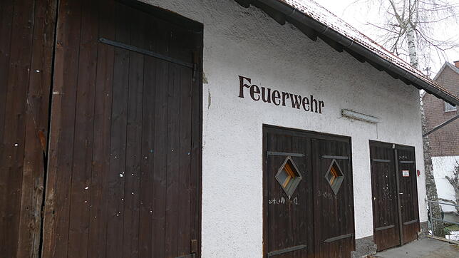 Der Feuerwehrschuppen in Brunnadern soll dem Neubau eines Bürgerhauses weichen. Bild: Stefan Limberger-Andris