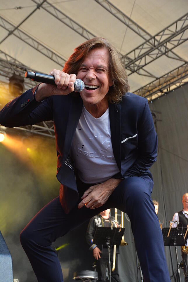 Schlager-Ikone Jürgen Drews rockt von der ersten Sekunde an den Rathausplatz.