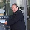 Dieter Baldauf wirft am Donnerstag seine Unterlagen im Rathaus ein.