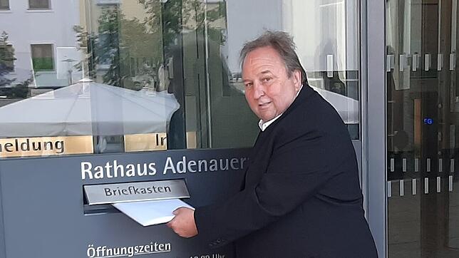 Dieter Baldauf wirft am Donnerstag seine Unterlagen im Rathaus ein.