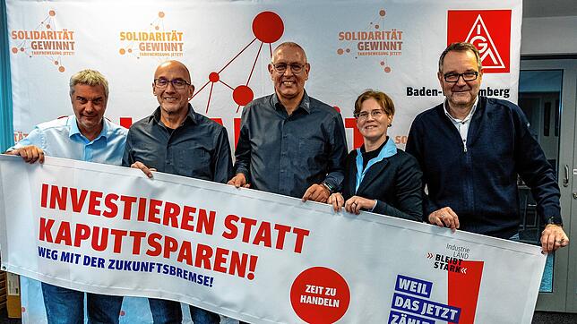 Die IG Metall fordert die Politik und die Wirtschaft zum Investieren auf. Die Aufnahme zeigt die Gewerkschaftsmannschaft der ...