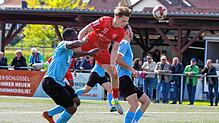 Leon Sattler (Mitte) bei einer weiteren Chance für den 1. FC Rielasingen-Arlen, der in der Nachspielzeit das 2:2 gegen den SV Kuppenheim ...