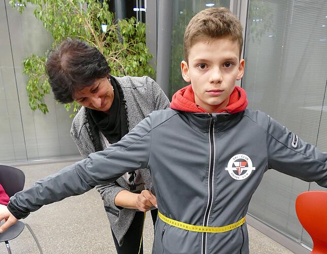 Alle Anwesenden wurden vom Team der Nähstube sofort vermessen. Im Bild nimmt Hannelore Grosch bei Nils Bücheler die Maße.