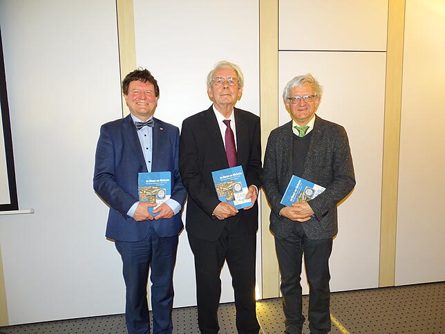 Edwin Ernst Weber und die Mitautoren Peter Schramm und Ludwig Ohngemach (von links) freuten sich über die enorme Resonanz bei der ...