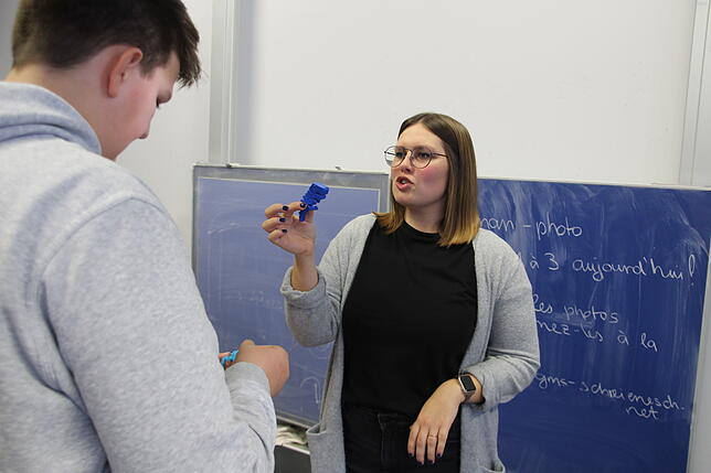 Sarah Neumeyer zeigt Schülern der Häfler Schreienesch-Schule den „Flexi-Rex“. Der flexible, blaue Mini-Dinosaurier wurde am ...