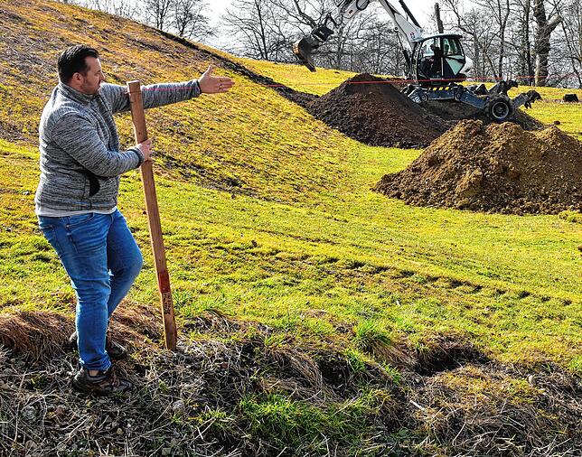 Projektleiter Nicolas Pichler zeigt die Bodenhöhe der Tiefgarage an.