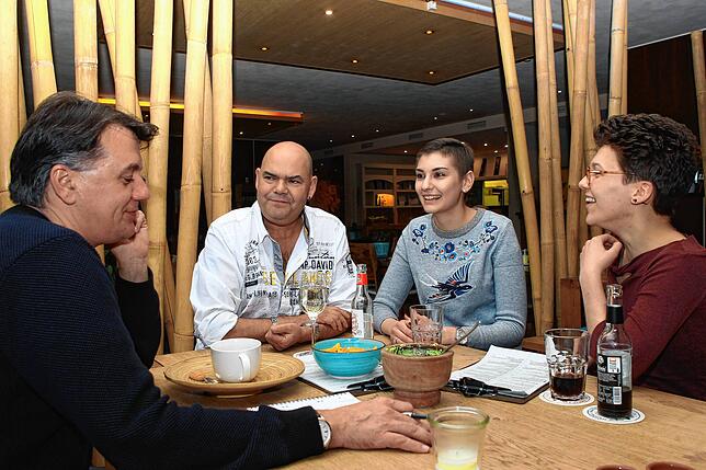 (Archivbild) Mäx Kessler (von links), Julia Capellino und Isabel Allert an Weihnachten 2018 im Gespräch mit SÜDKURIER-Redakteur Andreas ...