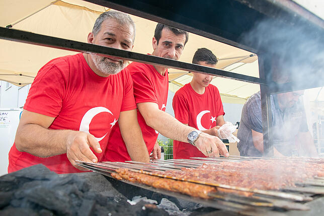 Die Adana-Spieße an einem der türkischen Stände dufteten schon von Weitem.