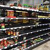 Besonders Nudeln und Tomatensaucen sind stark nachgefragt. Bei Schmidts Markt in Bad Säckingen kommen die Mitarbeiter teilweise nicht ...