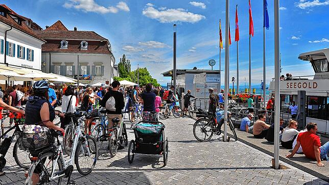 Bei der Abfahrt von Schiffen standen die Ausflügler an – hier sind es viele Fahrradfahrer, die an Bord der „Seegold“ ...