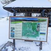 Auf einer Tafel wird alles Wichtige zum Naturschutzgebiet Feldberg erklärt – auch, dass es keine gute Idee ist, abseits der ...