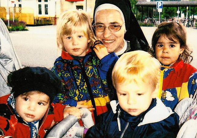 Die Kinder sind längst erwachsen , Sabina ist nicht mehr im Dienst (Ende der 90er Jahre).