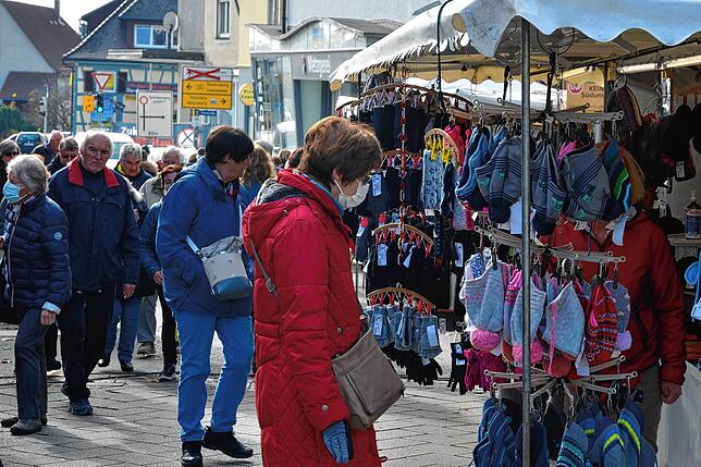 Das Angebot an den Ständen ist so ausgefallen wie unüberschaubar: In diesem Jahr erstreckte sich der Jahrmarkt vom Marktplatz bis in die ...
