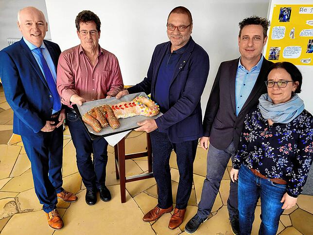 Die Gemeinde Gaienhofen erhält den Schlüssel der neu sanierten Grundschule in Horn symbolisch als süßes Backwerk. Bürgermeister Jürgen ...