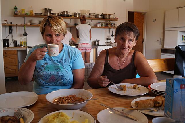 Teresa und Irena, zwei Schwestern aus Ciechanów in der Nähe Warschaus, servieren an diesem Tag typisch polnische Küche. Viel Fleisch, ...