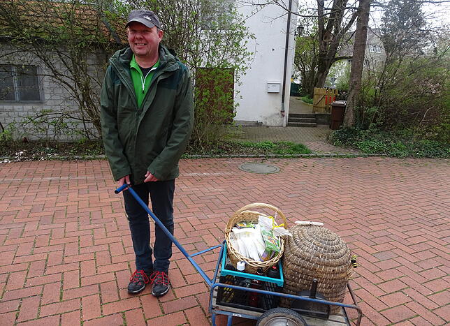 Michael Mattes führte Honigkorb und Tüten mit Blumensamen zum Verteilen mit.