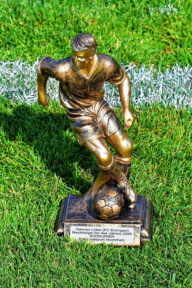 Das ist der Preis: Diesen Pokal bekam Hannes Linke vom FC Erzingen vor Jahresfrist fürs Tor des Jahre 2020. SÜDKURIER-Regiosport gibt ...