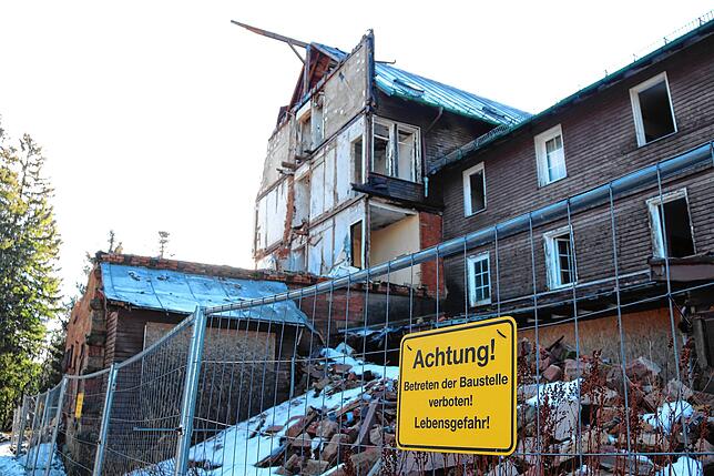 Die umzäunte Ruine des ehemaligen Kurhotels Hundseck.