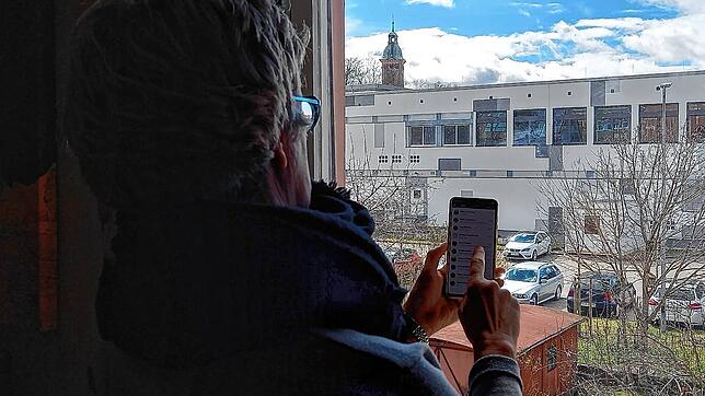 Unter anderem in Villingen kommt es zu einem Internetbetrug (Symbolbild), eingefädelt über den Nachrichtendienst WhatsApp.
