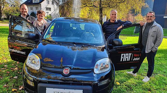 Freuen sich auf das 24. Weihnachtsgewinnspiel (von links): Fabian Tiefert (Geschäftsführer Autohaus Tiefert), Zara Tiefert-Reckermann ...