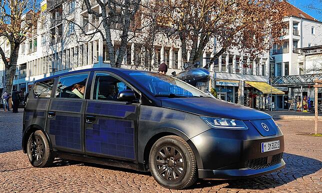 Auf den Foto zu sehen ist der Sion. Gut zu erkennen im Sonnenlicht sind die Solar-Panels, die am Auto angebracht worden sind.